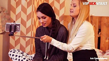 VIPSEXVAULT - Petite Brunette Arwen Gold Relaxes With A Hot Threesome Fuck: Porn