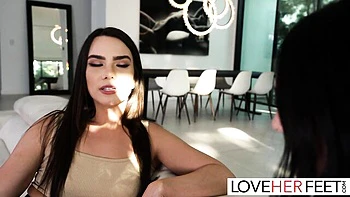 Bendy Charlotte Sins and Ivy Ireland's toes sucking sex