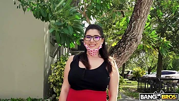 Gold-Digger Hops in The Bus