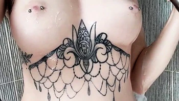 Pussy rubbing babe goes solo in shower play in hd