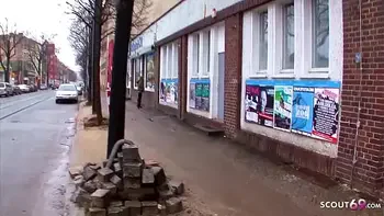 DEUTSCHE MUTTER AUF DER STRASSE IN BOCHUM ABGESCHLEPPT FÜR CASTING