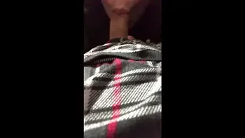 Joven COLEGIALA le hace SEXO ORAL a su hermano mientras DESCANZA, LO GRABA TODO