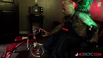 Watch fantastic Sascha Ink and Sami White's smut