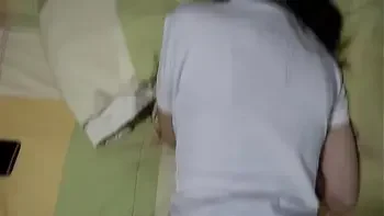 El padrastro pervertido interrumpe el estudio de la hijastra que, con su uniforme de colegiala, lo excita aún más y va directo a llenarle el coño de leche