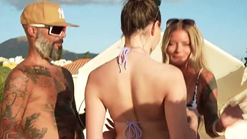 Cassy crosses paths with Ricky - Jacquie et Michel TV