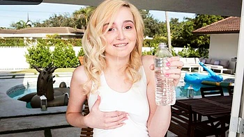 Close-up outdoor masturbation with a skinny young blonde Lexi Lore