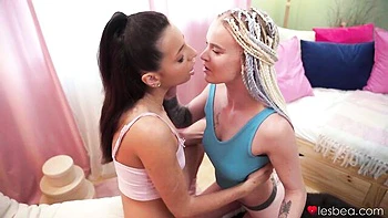 Astonishing scissoring with a gorgeous brunette Ariela Donovan