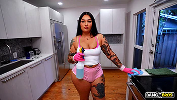 Cleaning Roxanne's Pussy