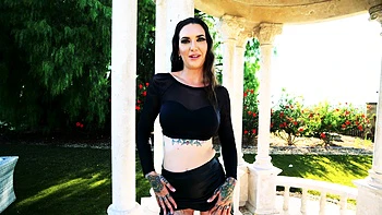 JOI BBC Shows Her Seductive Body