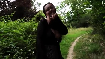 souillée de sperme en bukkake dans la foret