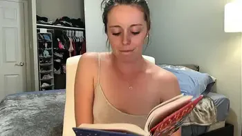 Lendo Harry Potter histericamente enquanto sento em um vibrador!