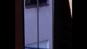 Exhibiciónista frente a la ventana