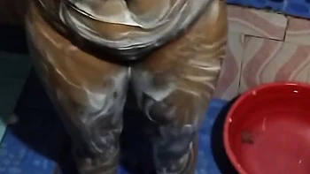 Bhabhi Ka Aaj Nahate Hue Video Banaa Liya