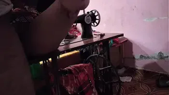 देसी भाभी को सिलाई करते समय अंकल ने चोदा