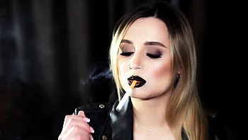 Young amateur teen in solo masturbation getting kinky