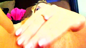 Amateur preggo hoe toys her pussy close up in fetish solo