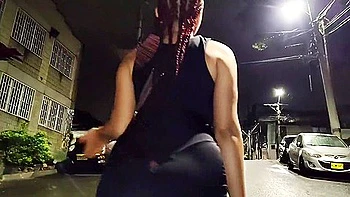 Encuentro A Mi Hermanastra En Mitad De La Calle Orinando Y Me Pide Que Me La Folle En Su Casa