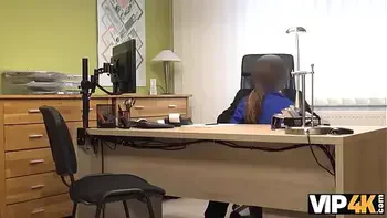 VIP4K. MILF wird von Gläubiger penetriert, der dafür Geld verspricht