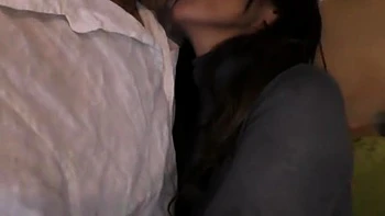 艶感漂うムラムラ美人妻が激しい乳首愛撫されて手マンでオマンコから愛液の音響く