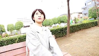 小顔のショートヘア美人妻がディープキスして睾丸から亀頭まで吸い付くフェラ