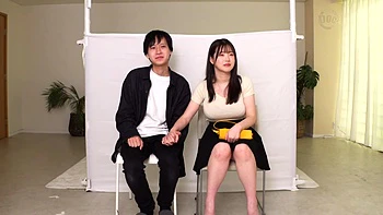 爆乳JDがシルエットクイズに挑戦！不正解なら即ハメゲームに『聞いてないって...』嫌がりつつもデカ乳パイズリでご奉仕⇒彼チン以外の他人棒に徐々によい痴れてしまい...【れんか】