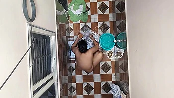 Padosan Bhabhi Nahate Hue Dekhi