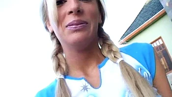 Baiser anal hardcore avec blonde cowgirl