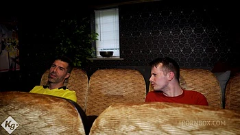 Rubia tetona folla a dos tíos en cine privado