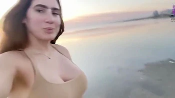 Пышная латиноамериканская милфа трясет большой зад и сиськи