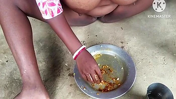 Desi Bhabhi Khana Khate Hue Masti Ki