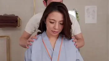 絶妙タッチのおっぱいマッサージでおばさんが夢中になる巨乳中出し整体院　織田真子