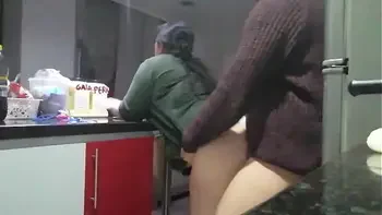 Vecina gordita me llama cuando el marido no esta