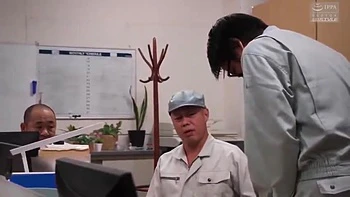 Mujer caliente engaña y la follan delante del cornudo