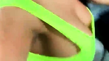 Teenager-Brünette mit fetten Titten wird Doggy gefickt