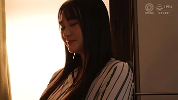 Irmã japonesa estrangula e cospe