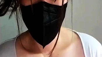 Pummelige asiatische Teen masturbiert wild mit Dildo