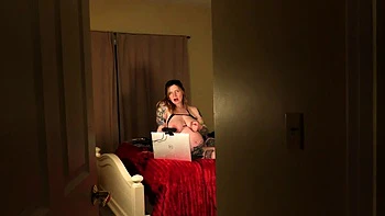 Pechos grandes masturbándose con juguetes y tetas al aire