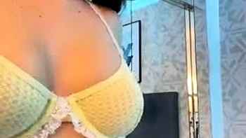 Morena cachonda se masturba en webcam