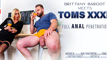 Милфа Бриттани Бардо жестко ебется в анал с Томсом Xxxl