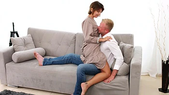 Mia Richi suce et chevauche brutalement