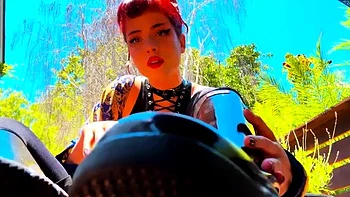 Ama lamiendo y chupando sus botas Hunter al aire libre