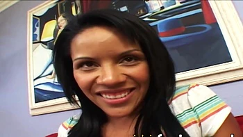 Latina insaciável engole muita porra e monta o pau duro