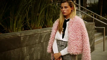 El joven Mick coge a Carolina curvy en una sesión perra ardiente