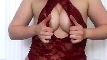 Adolescente rousse chaude chevauche et baise son mec