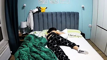 Brünette Amateur-Teenie beim harten Dreier gefickt