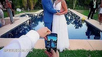 Brunettes enfiévrées baisent en groupe avec de grosses bites