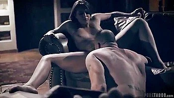 Брюнетка трясет огромной жопой