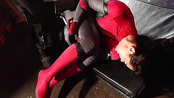 Spidergirl adolescente goza em trio amador monstruoso