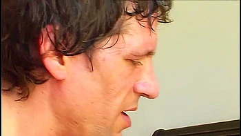 Lucy Thai destrozada con una polla asiática gigante en anal