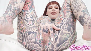 MILF ebony tatuada follada duro con polla grande y facial